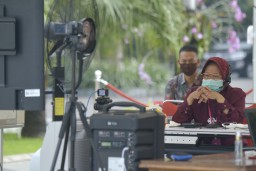Vidcon Bersama Lurah se Surabaya, Wali Kota Risma: Kalau Kerja Tulus Tidak