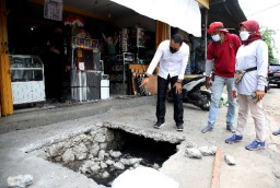 Wali Kota Eri Pantau Pembuatan Saluran Air