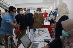 Wakil Walikota Armudji Tinjau Vaksinasi Covid-19 Di RS Soewandhie