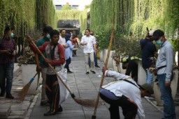 Wali Kota Eri Cahyadi Bersih-bersih di Lorong Belakang Balai Kota