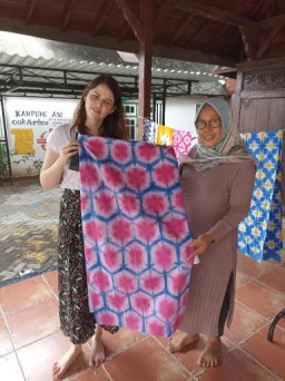 Wisatawan Mancanegera dan Mahasiswa Asing Belajar Membatik Di Surabaya