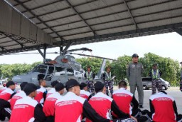 Pelajar Surabaya Dilarih Disiplin dan Diperkenalkan Helikopterr