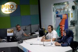 Walikota Eri dan Ketua TP PKK Jadi Presenter Berita di Hari Radio