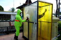 Walikota Surabaya Rawat Wastafel dan Bagi Masker