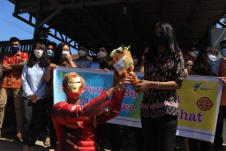 Iron Man Bawa Spanduk ‘Suwon Bu Risma’ Beri Support ke Pasien Sembuh Covid-