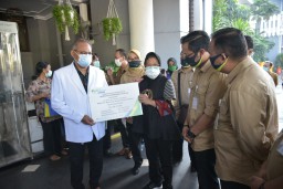 Pemkot Surabaya Salurkan Bantuan 12 Ton Beras
