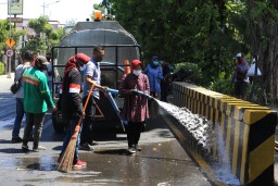 Tinjau Proges Pembangunan Jembatan Joyoboyo