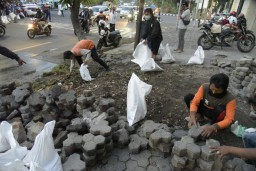 Risma Bersihkan Batu hingga Tambah Lampu Sorot