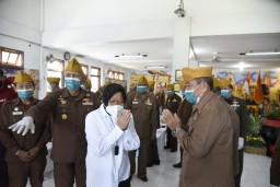 Risma Harapkan Sekolah Kebangsaan Tetap Berlanjut