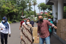 Walikota Eri Distribusikan Bantuan Mensos Untuk Nakes Dan Masyarakat