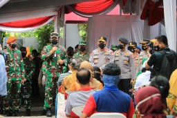 Panglima TNI dan Kapolri Tinjau Vaksinasi Massal di Puskesmas Surabaya