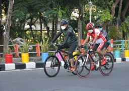 Gowes ke KBS, Cak Eri Jadi OTAS Komodo dan Gajah, Cak Ji Jalak Bali