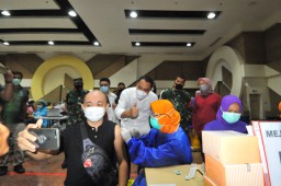 Cak Eri Pastikan Sekitar 300 Ribu Warga Surabaya Sudah Divaksin