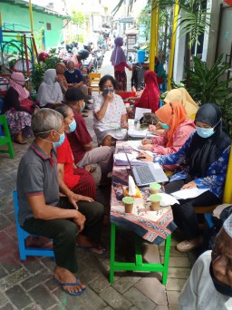 Cara Unik Pemkot Surabaya AJak Lansia Vaksin