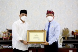 Wali Kota Eri Cahyadi Beri Penghargaan Jajaran Kejari Tanjung Perak