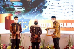 Pemkot Surabaya Terima Penghargaan Pembangunan Daerah Terbaik I Tahun 2021