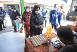 Cak Ji Tinjau Operasi Pasar di Balai RW Balongsari
