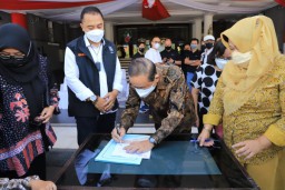 Dirut PT HWT Bantu Pemkot Rp 2 Miliar
