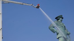 Bronto Skylift Bersihkan Patung Monumen Jalesveva Jayamahe di Mako Armada I