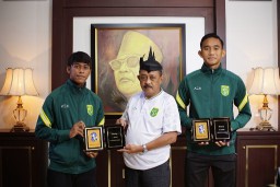 Dua Pemain Persebaya Berbagi Cerita dengan Wawali Armuji