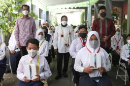 Walikota Dampingi Mensos Serahkan 105 Tablet Canggih
