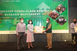 Tiga Kelurahan di Surabaya Terima Penghargaan Kelurahan Bersih dan Lestari