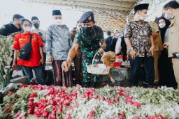 Mertua Wafat, Keluarga Besar Wali Kota Eri Cahyadi Berduka