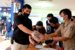 Pemkot Surabaya Mulai Relokasi Stand Pedagang