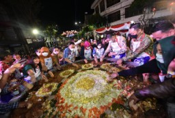 Festival Rujak Uleg Malam Hari Warga Surabaya Tumpah Ruah
