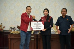 Pemkot Sueabaya Kucurkan Bonus Rp 1,2 M iliyar Untuk Atlet dan Pelatih