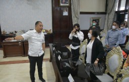 Walikota Eri Gandeng 33 Pengelola Mal Atasi Pengangguran di Surabaya