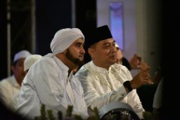Ribuan Syekhermania Banjiri Surabaya Bersholawat di Tugu Pahlawan
