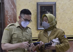 Pemkot Surabaya Bakal Tuntaskan Vaksin untuk Pedagang, Guru dan Dosen