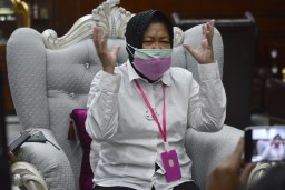 Usai Ikut Rapat di Grahadi, Wali Kota Risma Minta Warga Disiplin Terapkan P