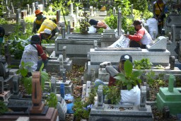 Usai Jenguk Korban Pedofil, Wali Kota Risma Langsung Kerja Bakti di Makam M