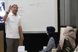 Pantau CCTV Eri Cahyadi Tegur Petugas Main Hp Hingga Bersandal Jepit