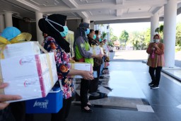 Wali Kota Risma Bagikan Rapid Test ke 23 Rumah Sakit