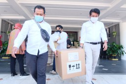 Terima Bantuan Alat PCR dari PT HM Sampoerna, Wali Kota Risma Instruksikan