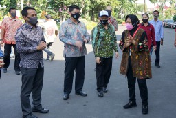 Bantuan Terus Mengalir, Kali Ini Pemkot Terima 16 Ribu Baju Hazmat dan 16 R