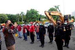 Wali Kota Eri Kerahkan 60 Personel beserta 3 Alat Berat dan 5 Dump Truk