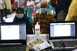 Pemkot Surabaya Gelar Vaksinasi Massal Lansia di Balai RW