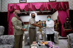 Wali Kota Risma Beri Penghargaan Jajaran BPN Surabaya I dan II