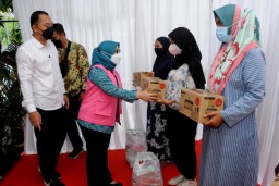 Wali Kota Eri Bersama Ketua Tim Penggerak PKK Salurkan Bansos untuk Ibu Ham