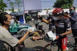 Bike To Work, Wakil Wali Kota Bagikan Masker, Sarapan Bareng hingga Serap A