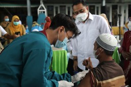 Cak Eri Pastikan 394 Ribu Warga Surabaya Sudah Divaksin