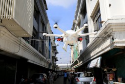 Pemkot Surabaya Mulai Gunakan Drone Semprotkan Disinfektan di Jalanan