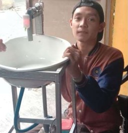 Wastafel Cuci Tangan Otomatis buatan Mahasiswa KKN Tangguh UMSIDA