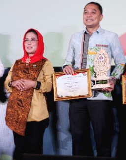 Wakikota Eri Terima Penghargaan Pembina Koperasi Andalan