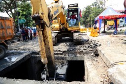 Pemkot Surabaya Keruk Saluran hingga Selesaikan Bozem