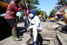 Pemkot Surabaya Keruk Endapan Lumpur di Saluran Box Culvert